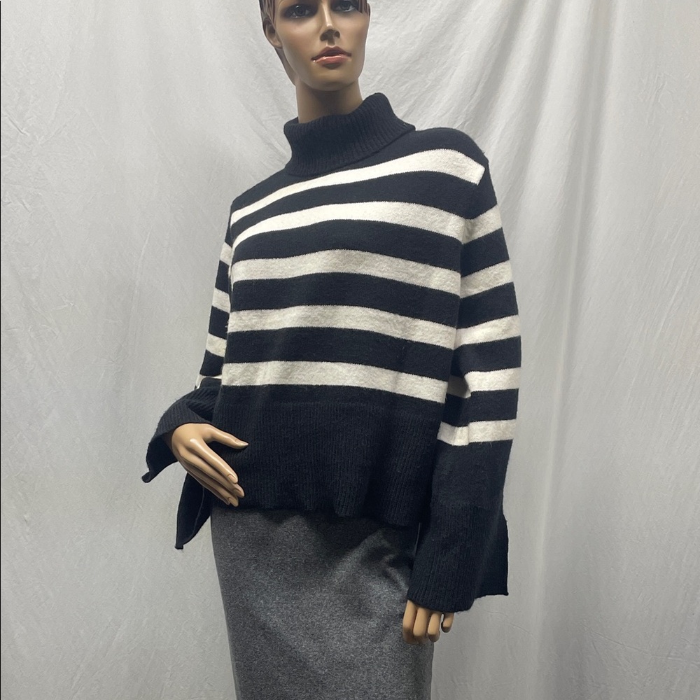 Coco & Shay Women's Striped Black and White Bell Sleeve Sweater
